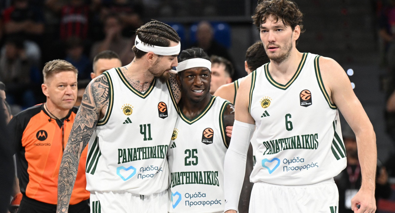 Ο Κέντρικ Ναν πανηγύρισε τη μεγάλη νίκη με τους Χουάντσο Ερνανγκόμεθ και Τζέντι Οσμάν / Πηγή: Β. Στόλης