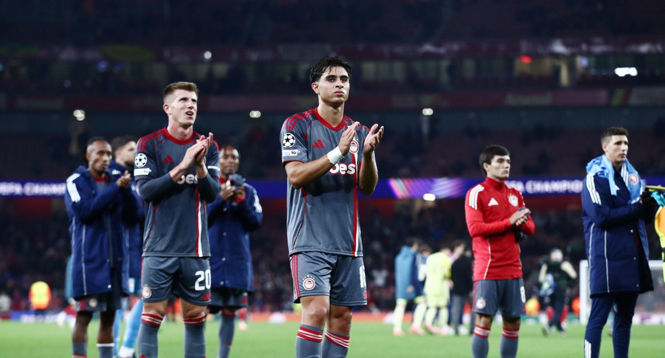 Οι παίκτες του Ολυμπιακού με τον αγώνα με την Άρσεναλ στο «Έμιρεϊτς» / Πηγή: Intime