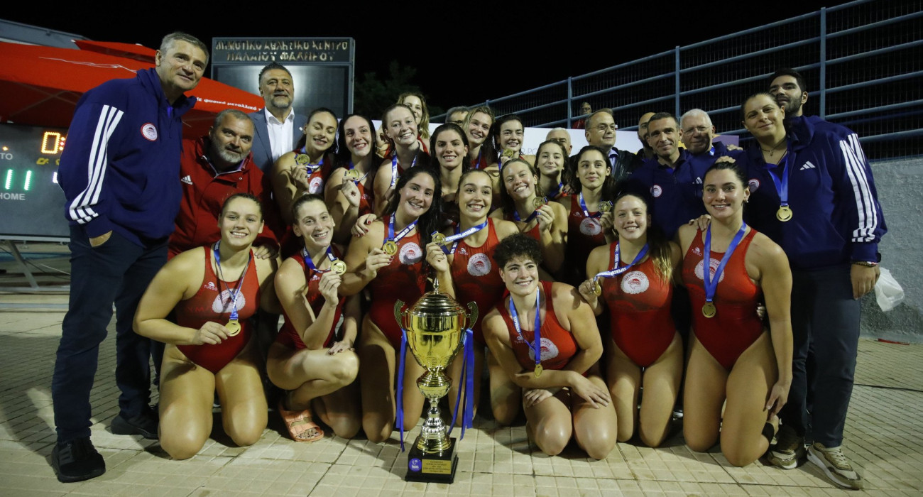 Η ομάδα πόλο Γυναικών του Ολυμπιακού με το τρόπαιο του Super Cup / Πηγή: Eurokinissi