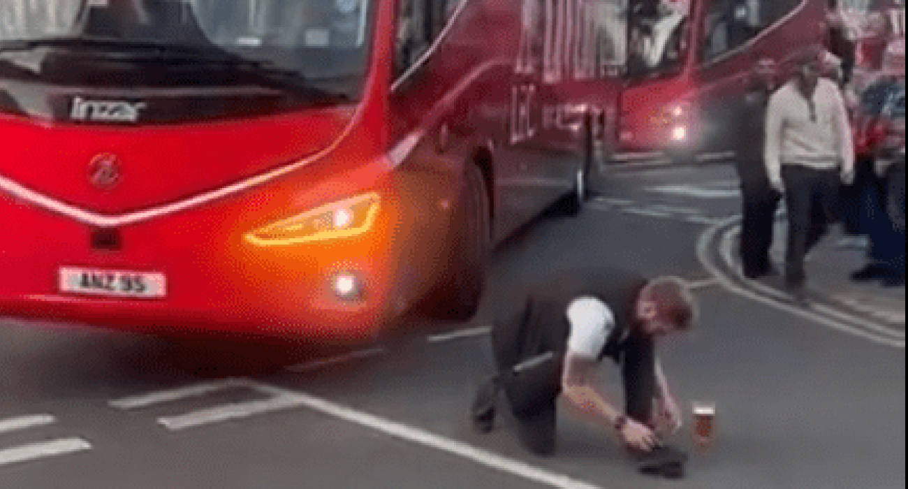 Οπαδός της Πάλας μπλοκάρει το πούλμαν της Λίβερπουλ, δένοντας τα κορδόνια του / Screenshot