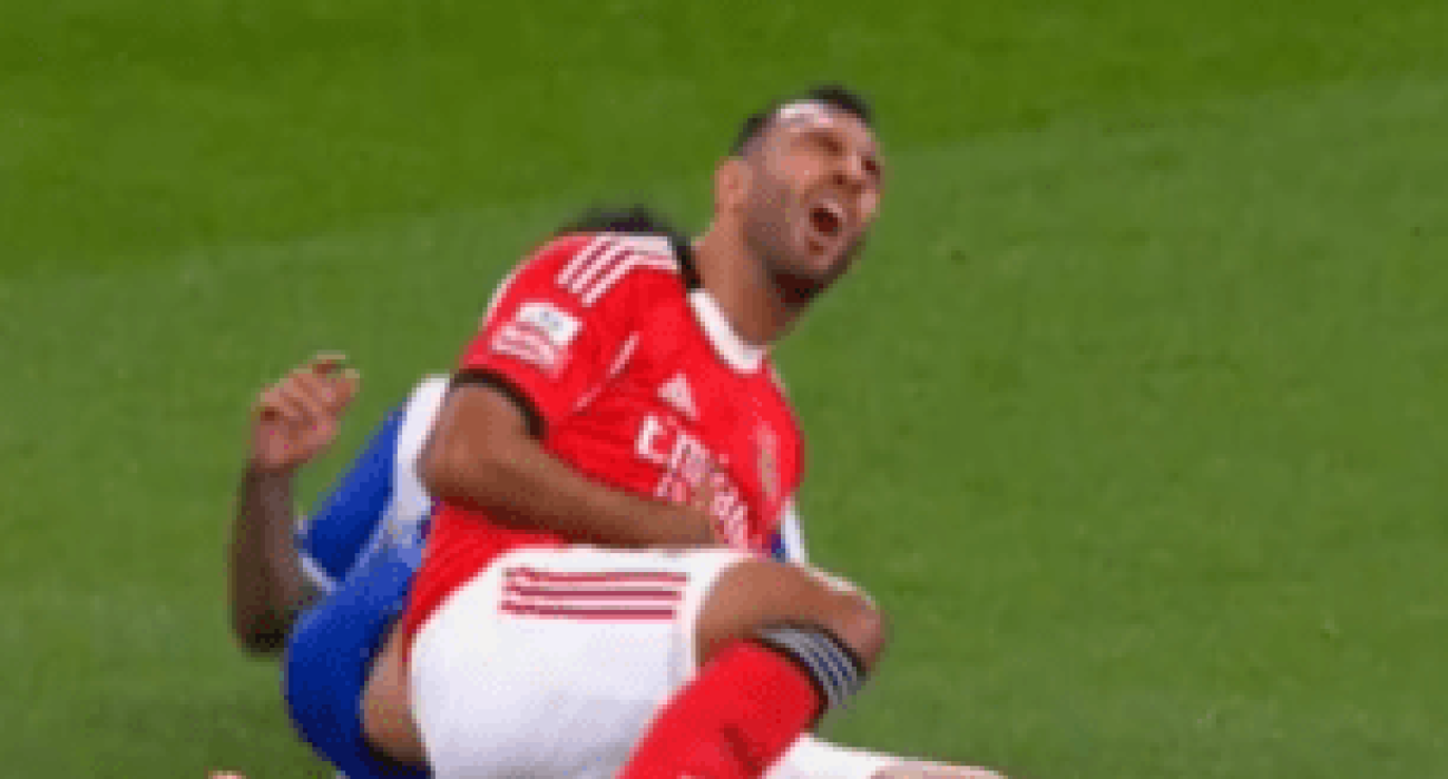 Ο Βαγγέλης Παυλίδης έπειτα από σκληρό μαρκάρισμα που δέχθηκε κόντρα στην Πόρτο / Screenshot