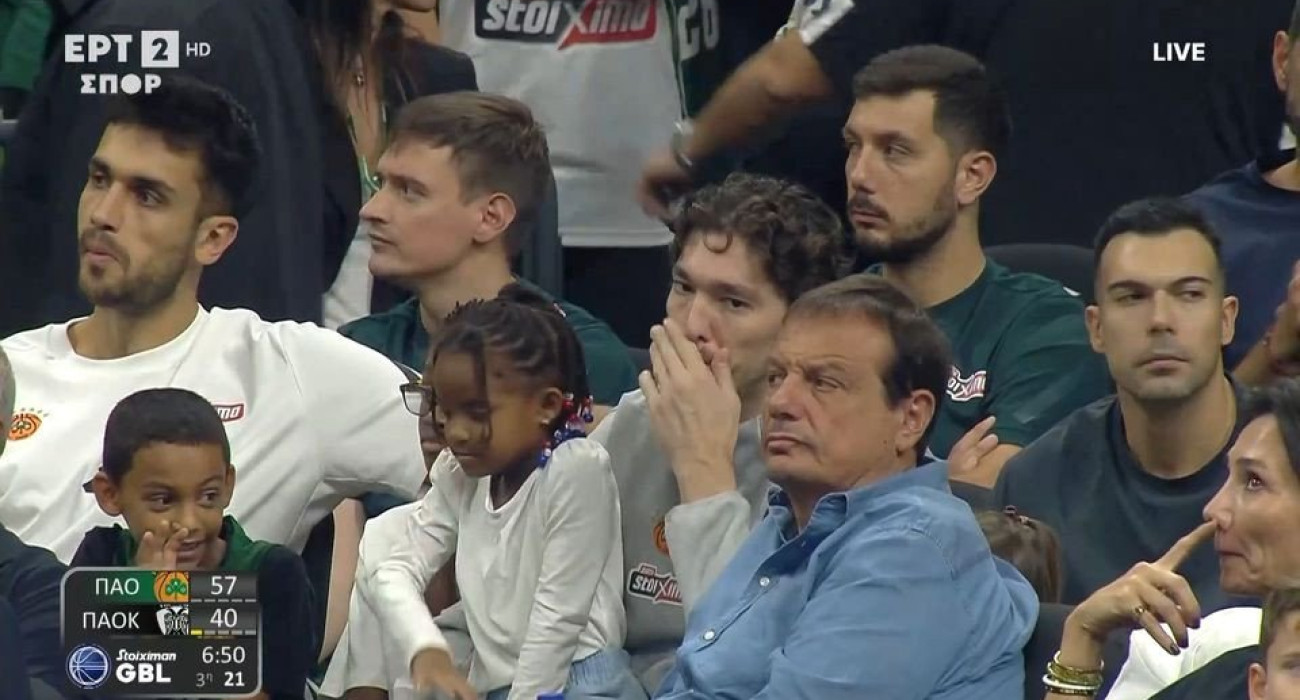 Προπονητής και παίκτες του Παναθηναϊκού στις κερκίδες του ΟΑΚΑ, Πηγή: Glomex