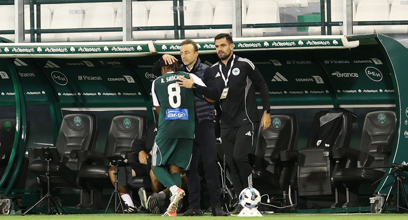 Η στιγμή που ο Χρήστος Κόντης αγκαλιάζει τον Ρενάτο Σάντσες, Πηγή: Intime