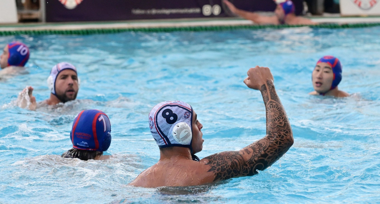 Ο Σαπουνάκης με το σκουφάκι του Ναυτικού Ομίλου Βουλιαγμένης στην πρεμιέρα της Waterpolo League κόντρα στον Πανιώνιο / Πηγή: Intime