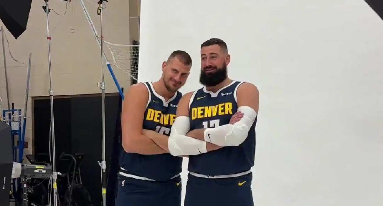 Ο Νίκολα Γιόκιτς φωτογραφίζεται με τον Γιόνας Βαλαντσιούνας στη media day των Ντένβερ Νάγκετς / Screenshot