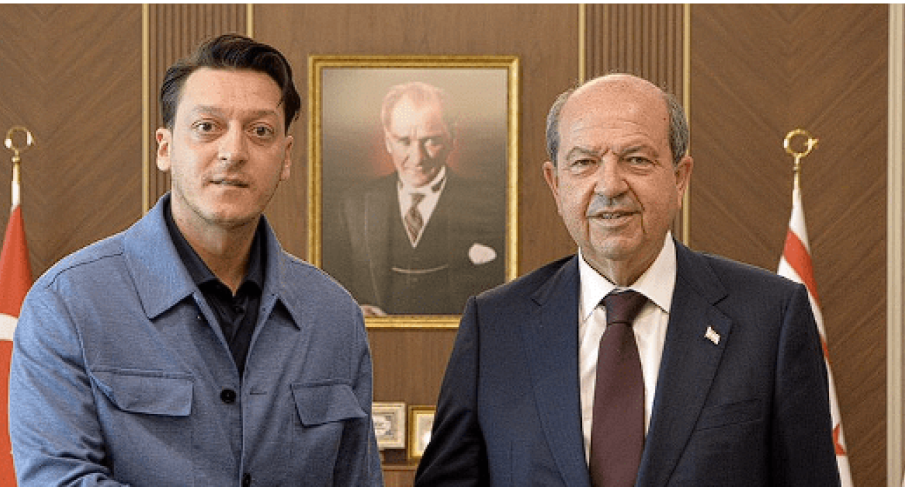 Ο Μεσούτ Οζίλ με τον Ερσίν Τατάρ, Τουρκοκύπριο ηγέτη / Πηγή: Printscreen