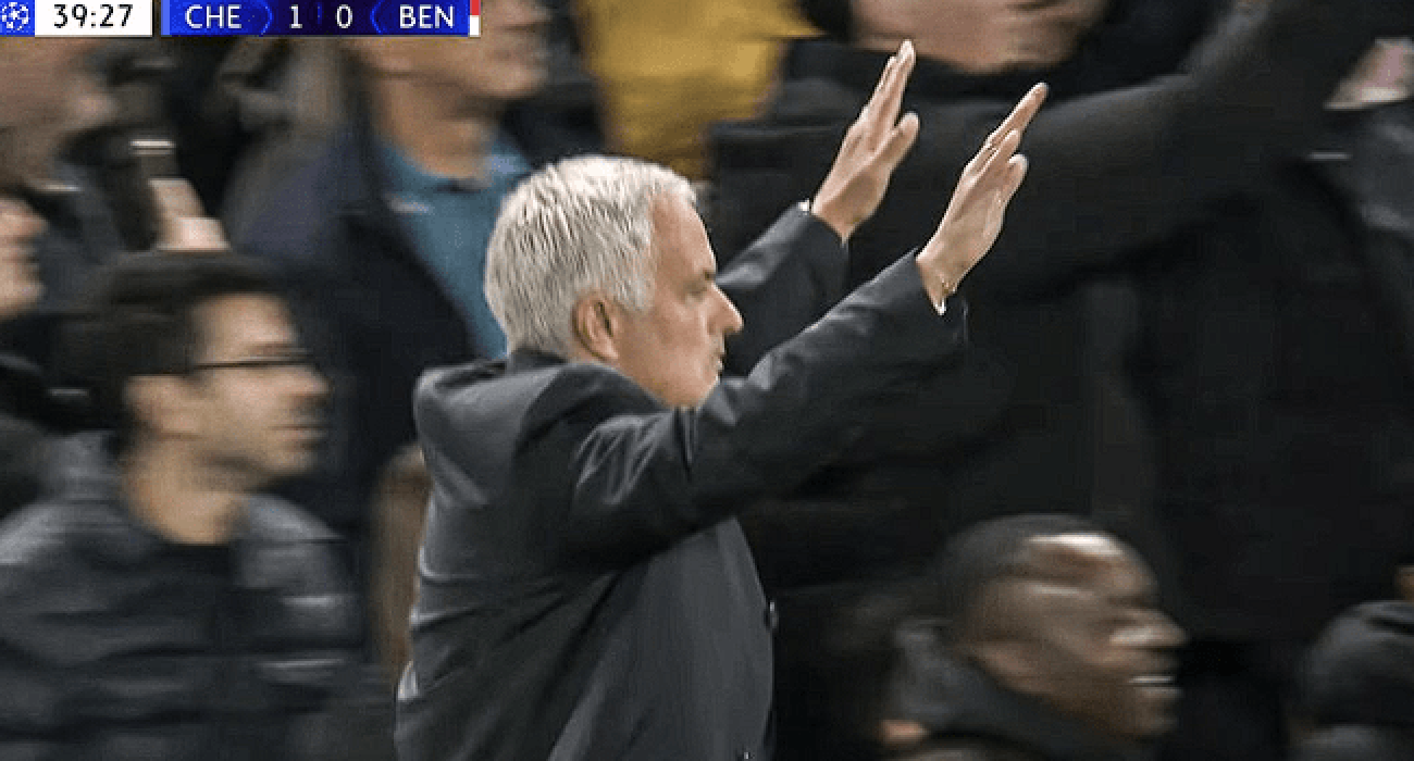 Ο Ζοσέ Μουρίνιο προσπαθεί να σταματήσει τους οπαδούς της Μπενφίκα / Πηγή: Printscreen