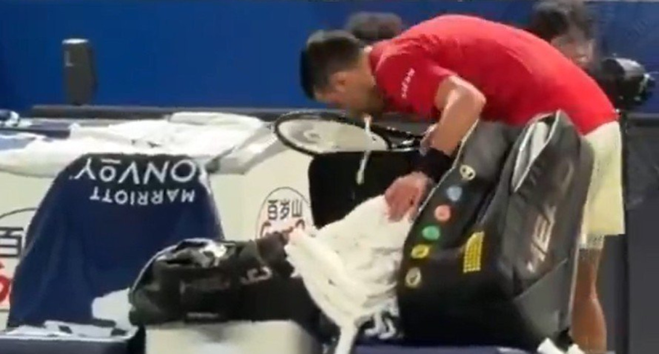 Ο Τζόκοβιτς έκανε εμετό λόγω της ακραίας ζέστης στη Σαγκάη (video)