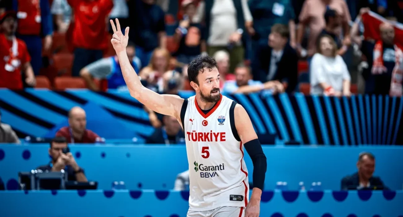 Ο Σερτάτς Σανλί πανηγυρίζει με τη φανέλα της Εθνικής Τουρκίας/Πηγή: FIBA