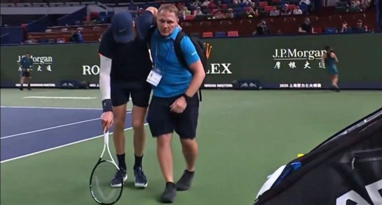 Η στιγμή που ο φυσιοθεραπευτής βοηθά τον Σίνερ να κάτσει μετά το ιατρικό τάιμ άουτ / Print Screen