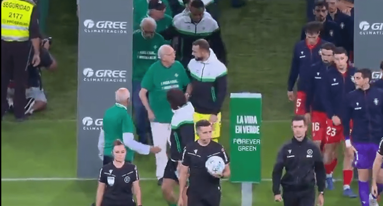 Οι γηραιότεροι φίλοι της Ρεάλ Μπέτις συνόδευσαν τους παίκτες της ομάδας στο γήπεδο /  Screenshot