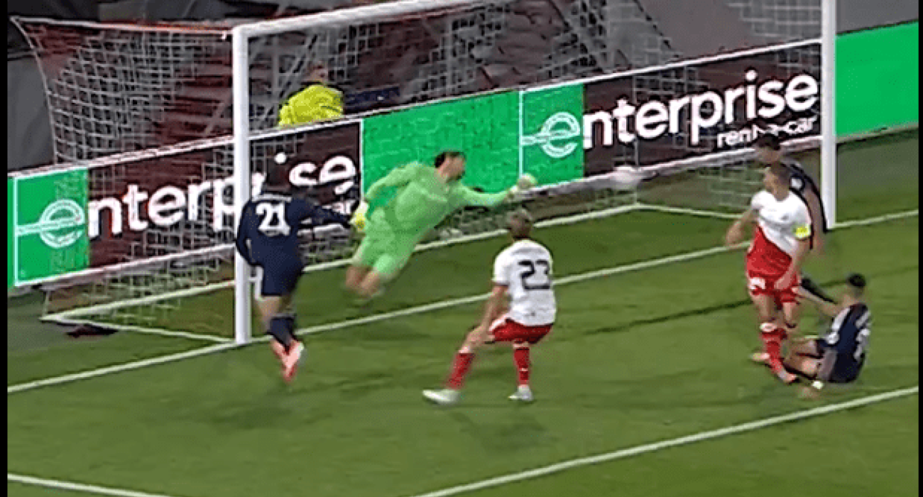 Η Τρομερή επέμβαση του Βασίλη Μπάρκα /  Screenshot