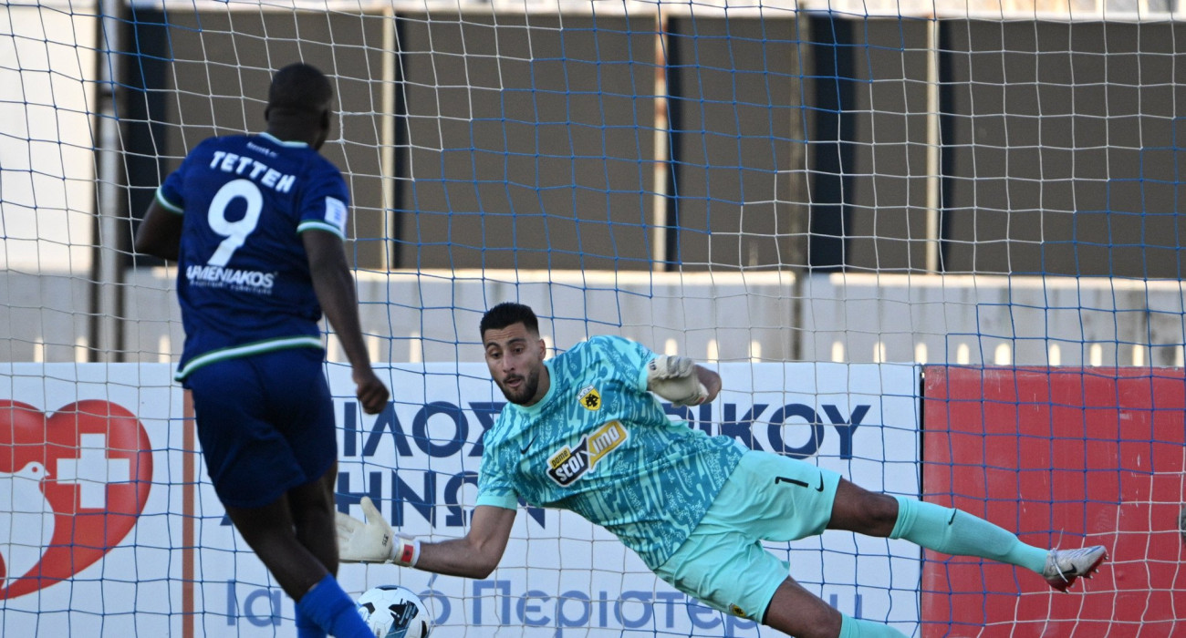 Ο Στρακόσια αποκρούει πέναλτι του Τεττέη / Πηγή: Eurokinissi