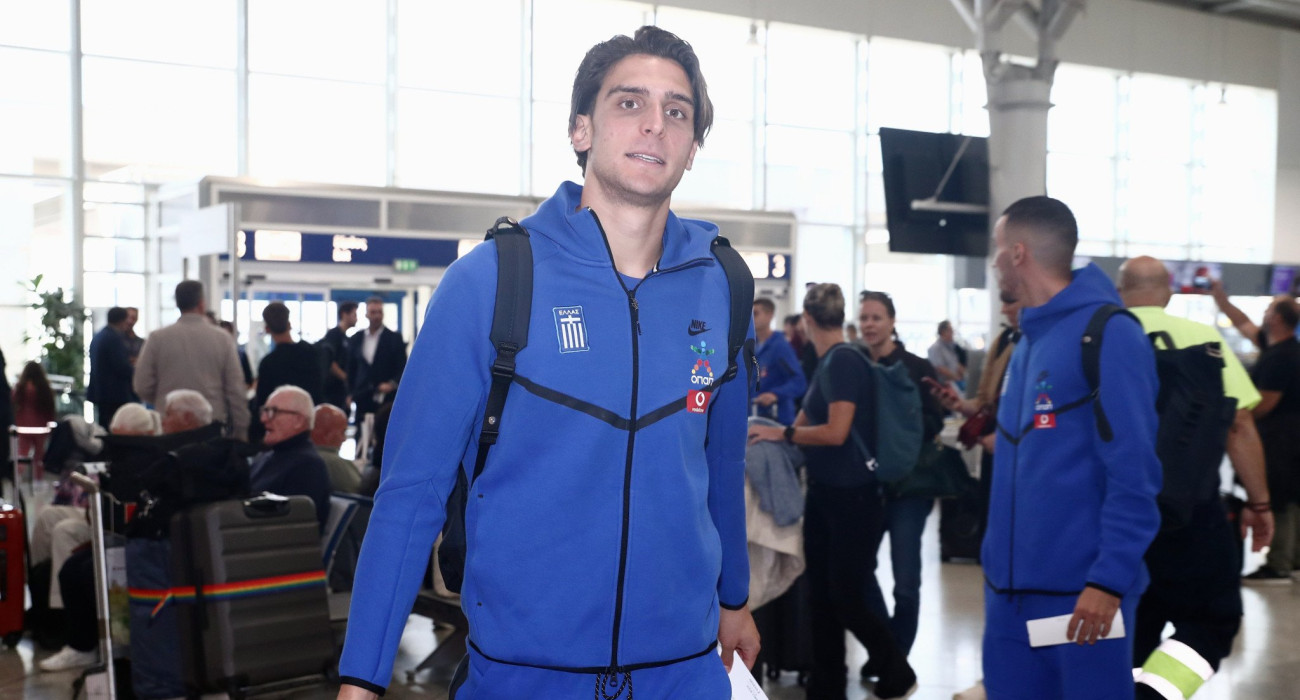 Ο Κωνσταντής Τζολάκης στην αναχώρηση της Εθνικής / Πηγή: Intime