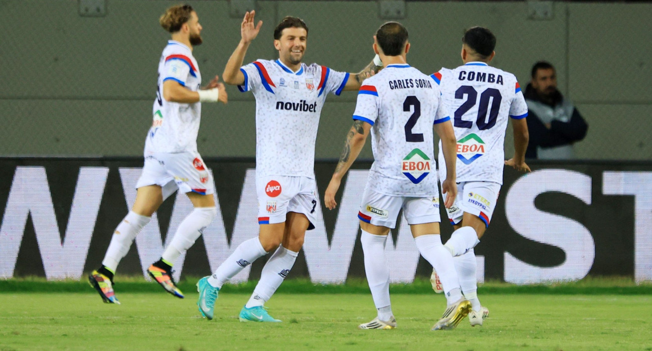 Οι ποδοσφαιστές του ΝΠΣ Βόλου πανηγυρίζουν / Πηγή: Intime