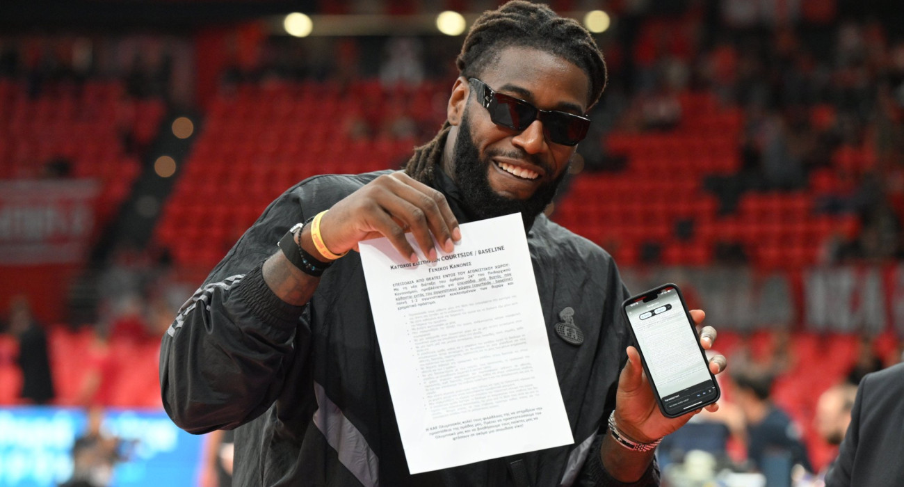 Ο Ματίας Λεσόρ που κρατά στο χέρι του το ειδικό έγγραφο, που μοιράζει η ΚΑΕ Ολυμπιακός / Πηγή: VSTOLIS