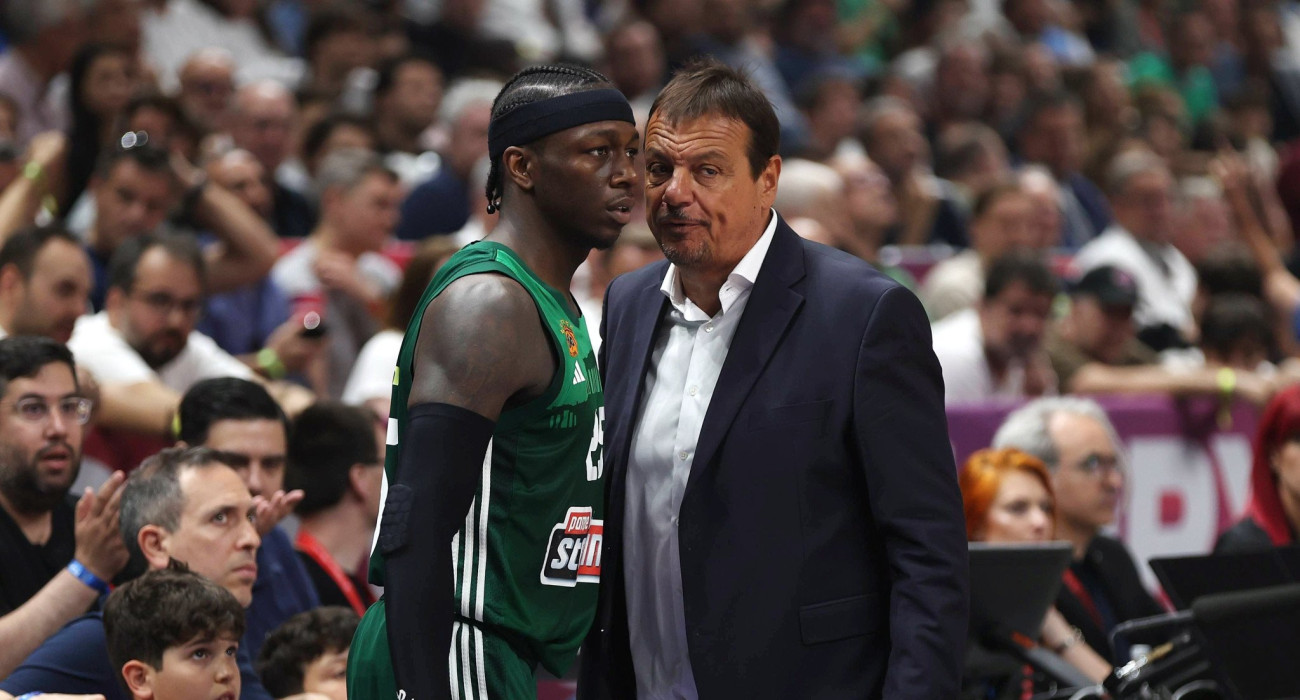 Ο Εργκίν Αταμάν δίνει οδηγίες στον Κέντρικ Ναν / Πηγή: Intime