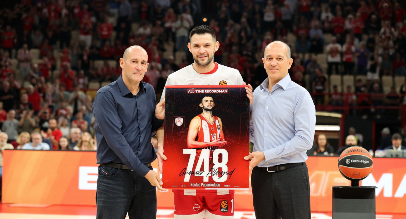 O ρέκορντμαν αρχηγός του Ολυμπιακού, Κώστας Παπανικολάου με τους αδελφούς Αγγελόπουλους / Πηγή: Intime