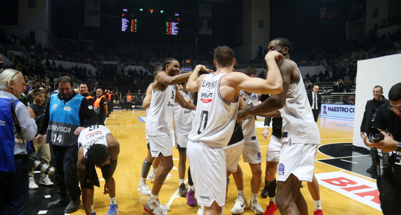 Οι παίκτες του ΠΑΟΚ μετά την νίκη τους επί του Ηρακλή στη Θεσσαλονίκη / Πηγή: ΙΝΤΙΜΕ