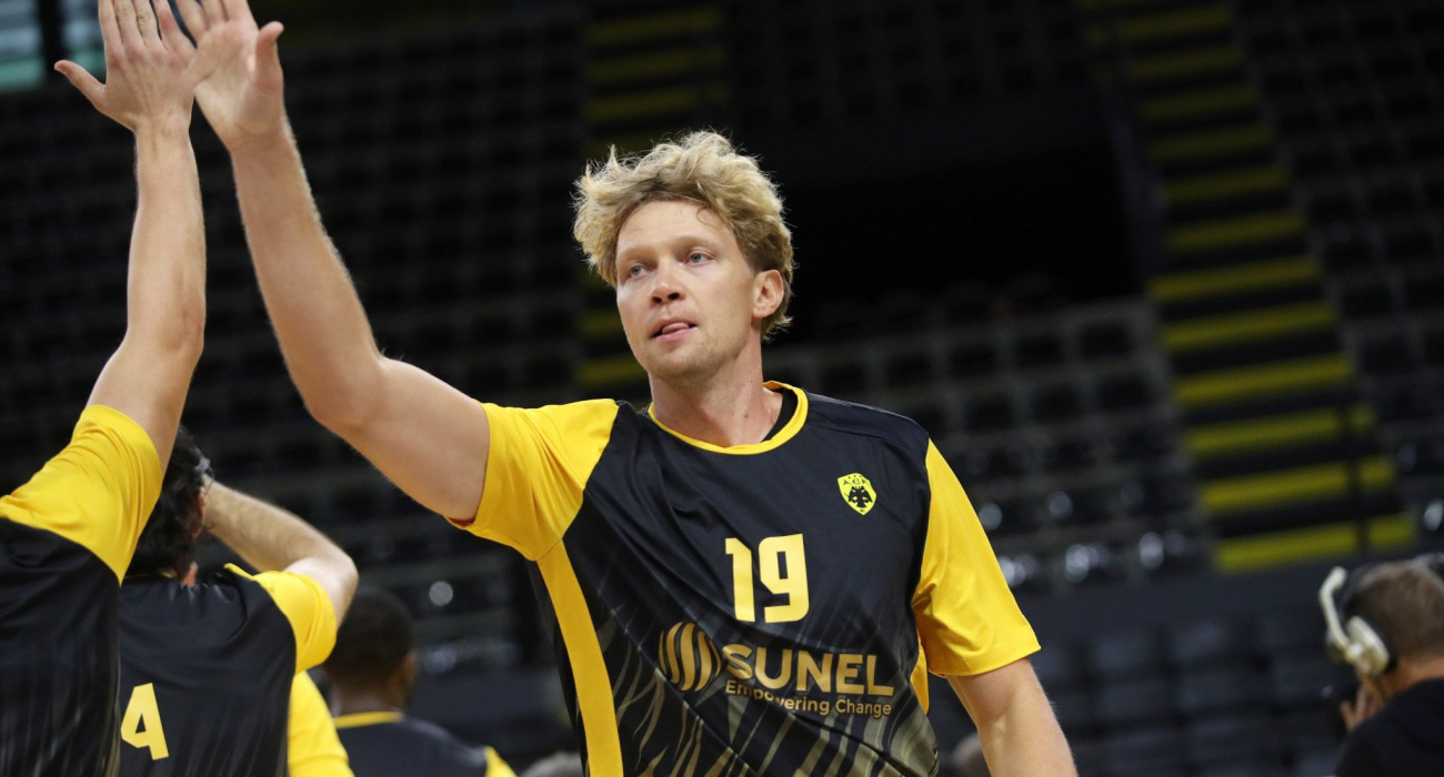 Επική στιγμή: Ο Κουζμίνσκας «ανακρίθηκε» από τον γιο του μετά τη νίκη κόντρα στον Πανιώνιο (video)