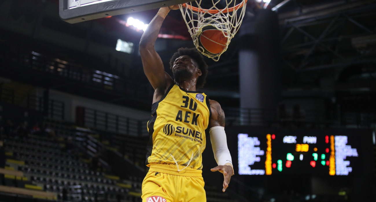 Ο Κρις Σίλβα καρφώνει στον αγώνα της ΑΕΚ με τον Πανιώνιο/Πηγή: Intime