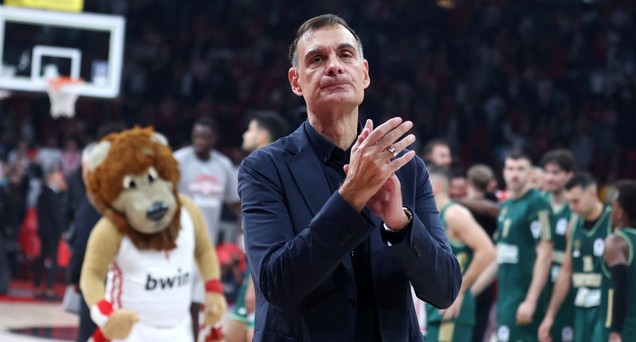 Ο Γιώργος Μπαρτζώκας μετά την νίκη του Ολυμπιακού επί του Παναθηναϊκού στο ΣΕΦ / Πηγή: InTime