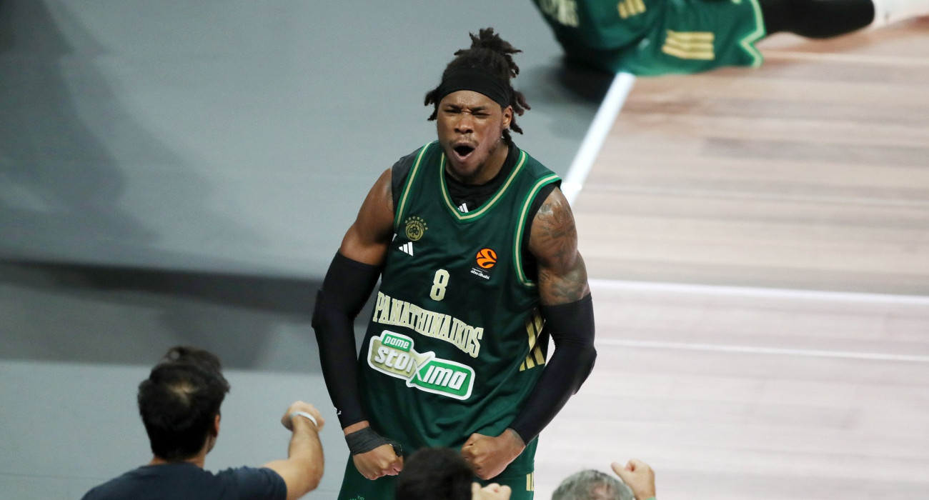 Ο Ρισόν Χολμς πανηγυρίζει το καλάθι του στην αναμέτρηση με την Βιλερμπάν / Πηγή: InTime