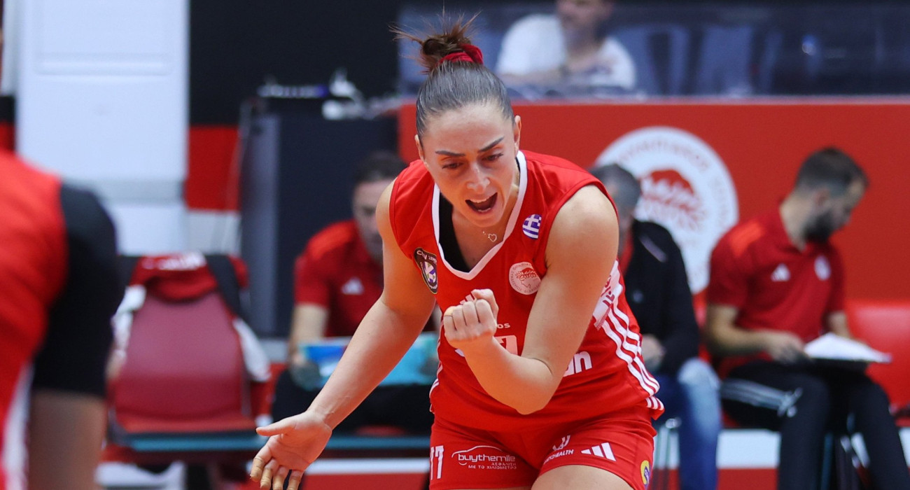 Η Ντι Ιούλιο με την φανέλα του Ολυμπιακού / Πηγή: Intime