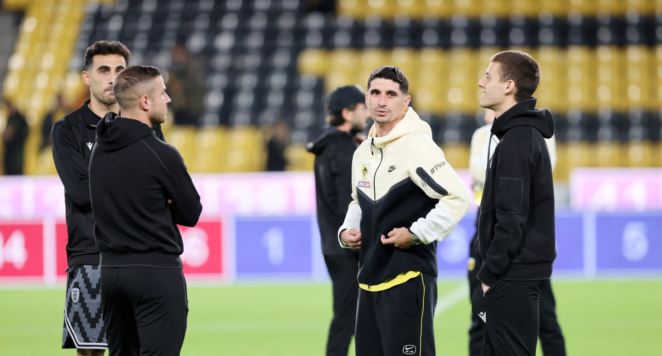 Παίκτες της ΑΕΚ και του ΠΑΟΚ πριν τη σέντρα στη Νέα Φιλαδέλφεια / Πηγή: Intime