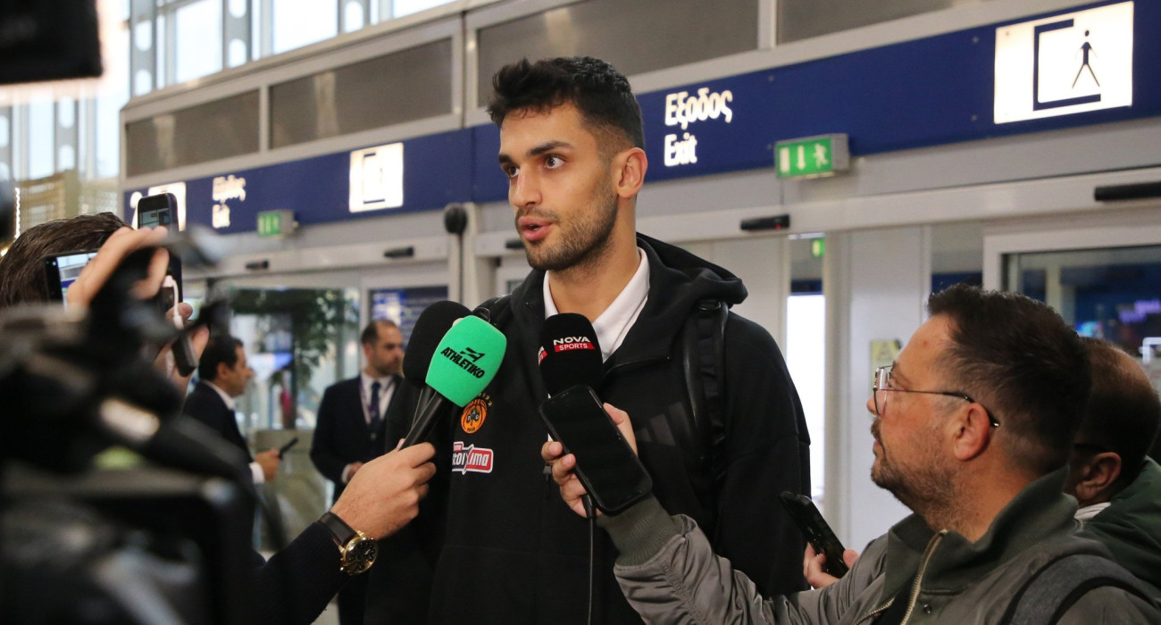 Ο Ομέρ Γιουρτσεβέν κατά την αναχώρηση του Παναθηναϊκού για την Μπολόνια/Πηγή: Intime