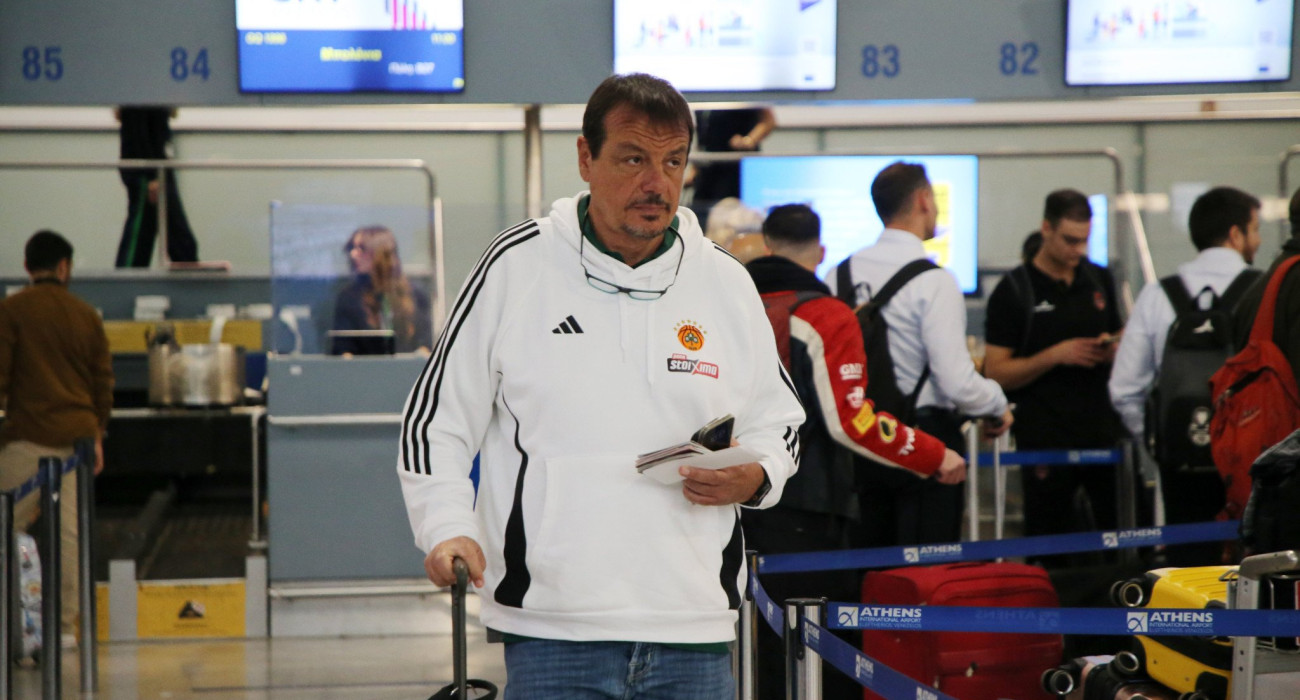 Ο Εργκίν Αταμάν κατά την αναχώρηση του Παναθηναϊκού για την Μπολόνια/Πηγή: Intime