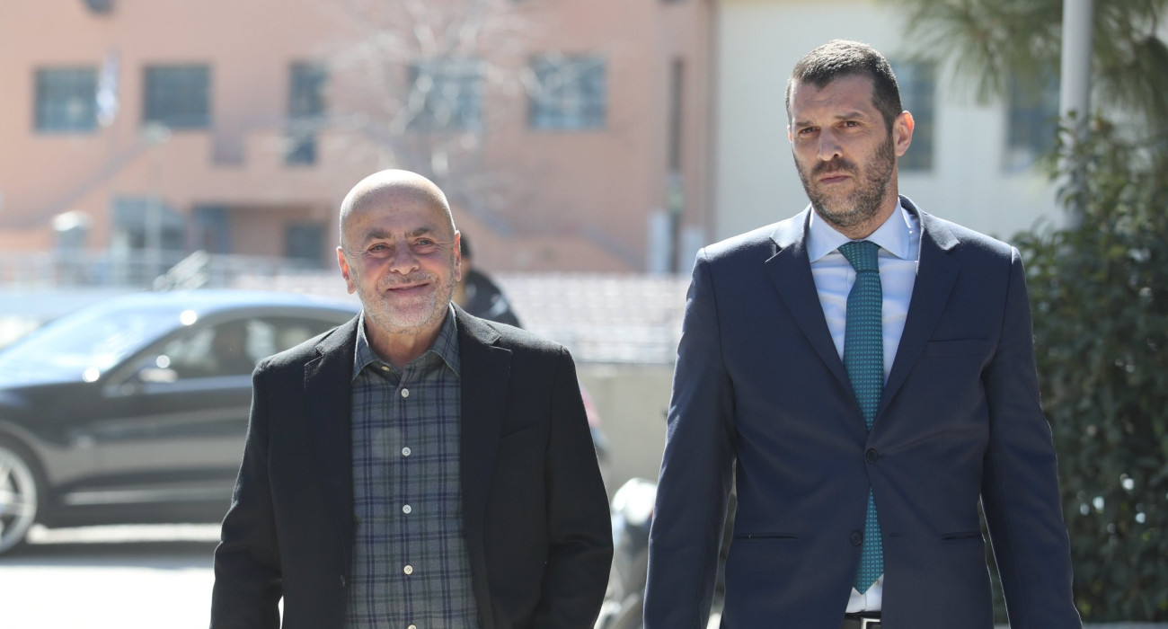 Ο Γιάννης Αλαφούζος με τον Λεωνίδα Μπουτσικάρη / Πηγή: Eurokinissi