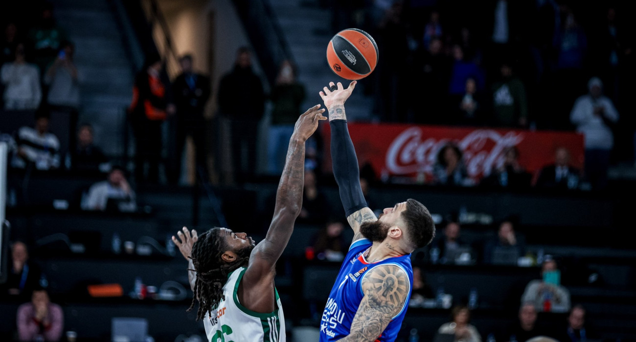 Ο Ματιας Λεσόρ και ο Βενσάν Πουαρίε διεκδικούν την κατοχή της μπάλας / Πηγή: Eurokinissi