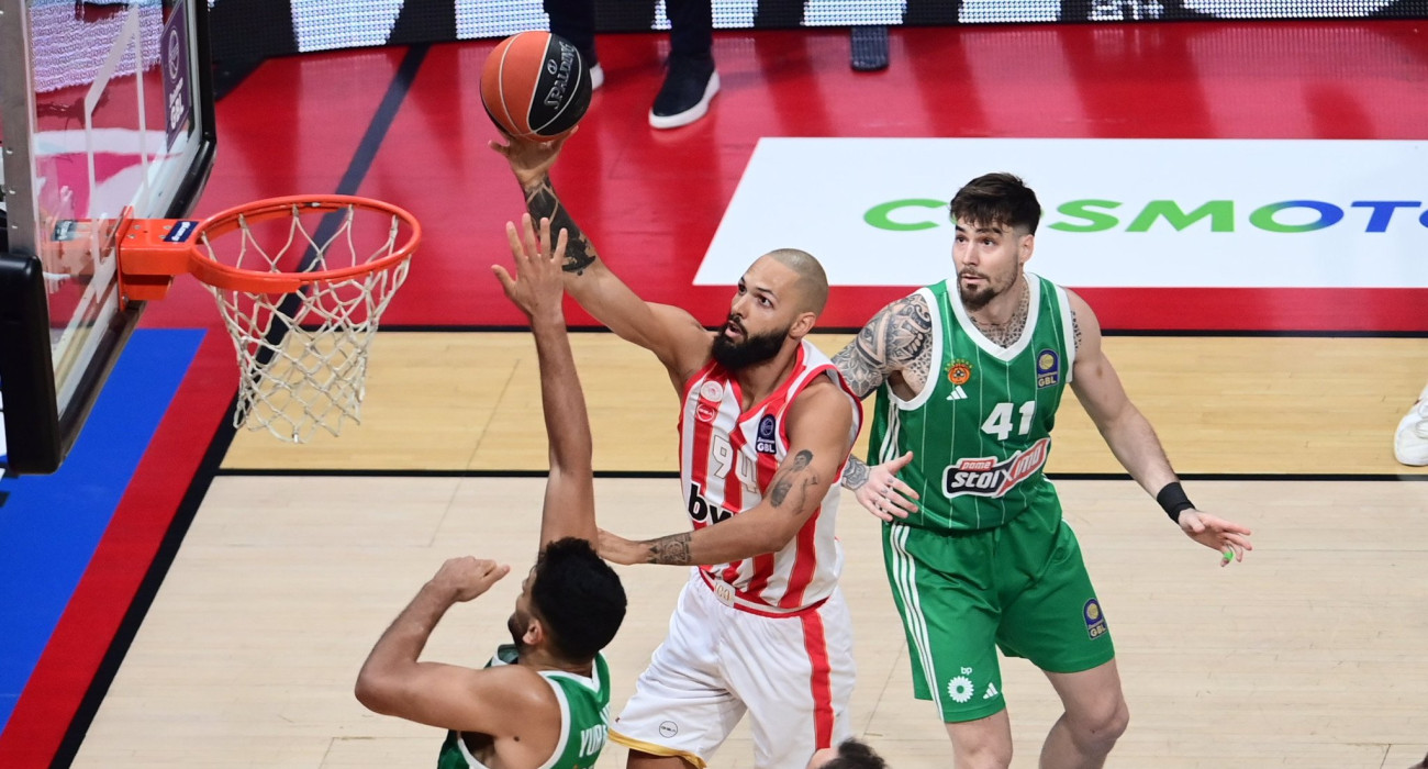 Ο Εβάν Φουρνιέ σε προσπάθεια να πετύχει καλάθι ανάμεσα στους αμυντικούς του Παναθηναϊκού / Πηγή: Eurokinissi