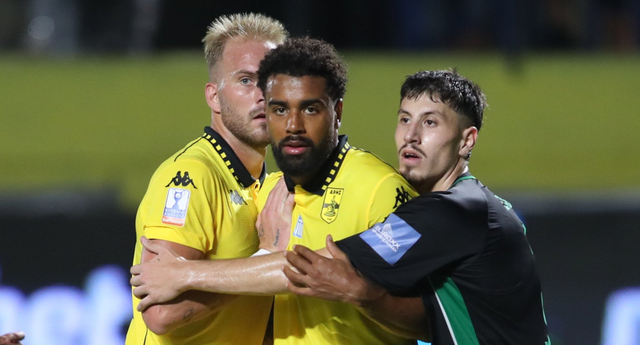 Ο Νόα Σούντμπεργκ με τον Ράτσιτς στον αγώνα με τη Μαρκό/Πηγή: Eurokinissi