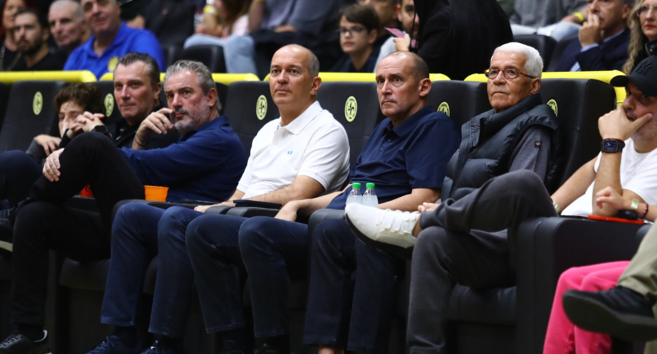 Οι αδερφοί Αγγελόπουλοι με τον Νίκο Λεπενιώτη, Πηγή: Eurokinissi