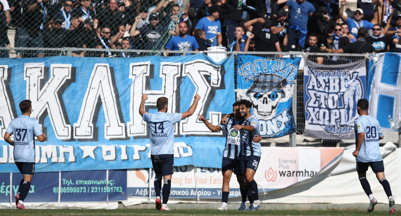 Οι ποδοσφαιριστές του Ηρακλή πανηγυρίζουν μπροστά στους οπαδούς τους / Πηγή: Eurokinissi