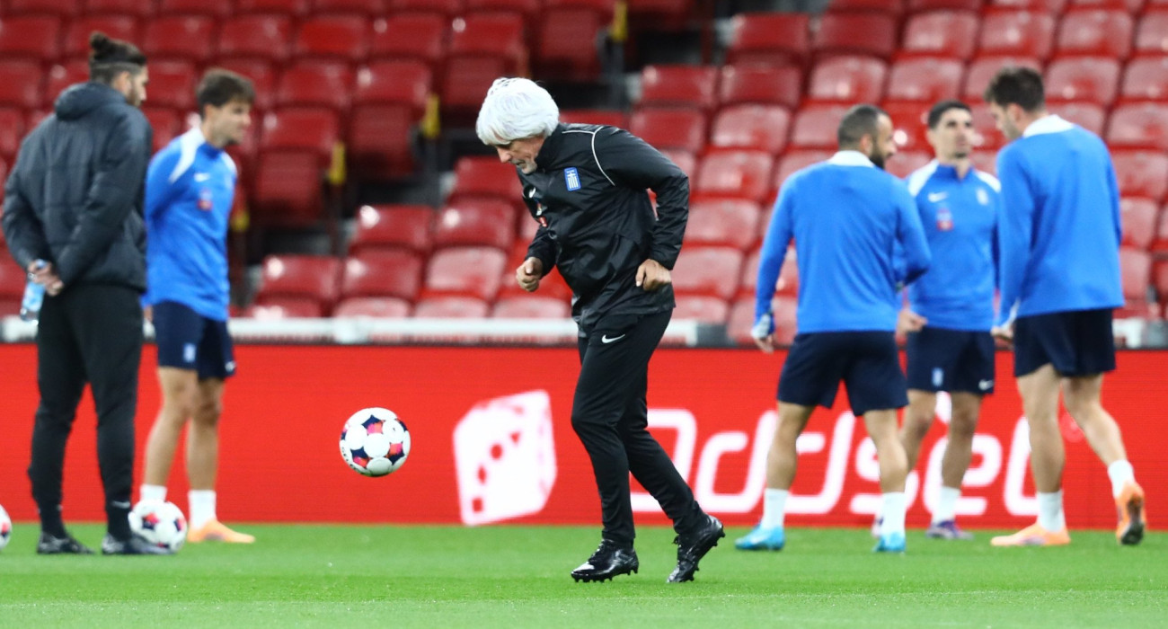 O Ιβάν Γιοβάνοβιτς κάνει κόλπα με τη μπάλα στην προπόνηση της Εθνικής στην Κοπενγχάγη / Πηγή: Eurokinissi