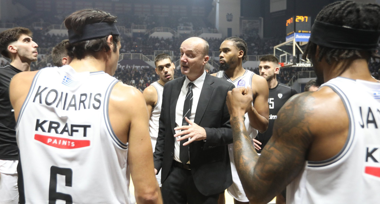 Ο Γιούρι Ζντοβτς με τους παίκτες του μετά το ντέρμπι ΠΑΟΚ - Ηρακλής, Πηγή: Eurokinissi