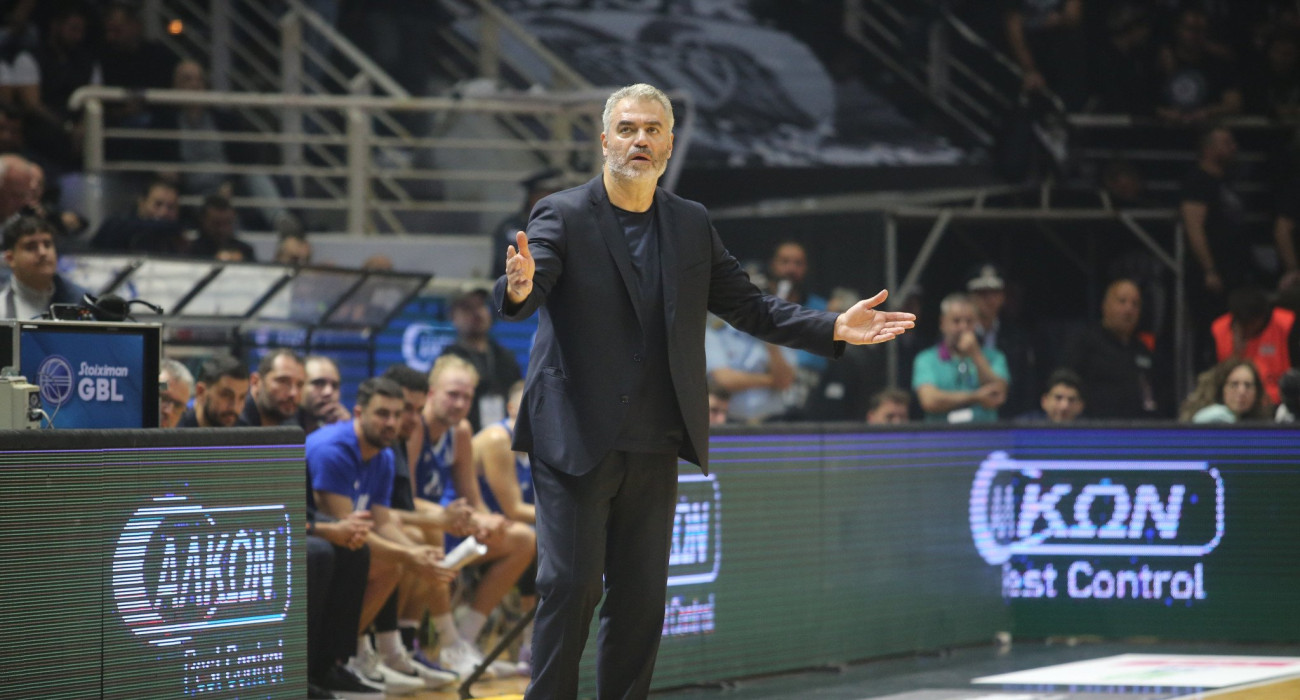 Ο Γιώργος Σιγάλας, δίνει οδηγίες στους παίκτες του στο ντέρμπι ΠΑΟΚ - Ηρακλής, Πηγή: Eurokinissi