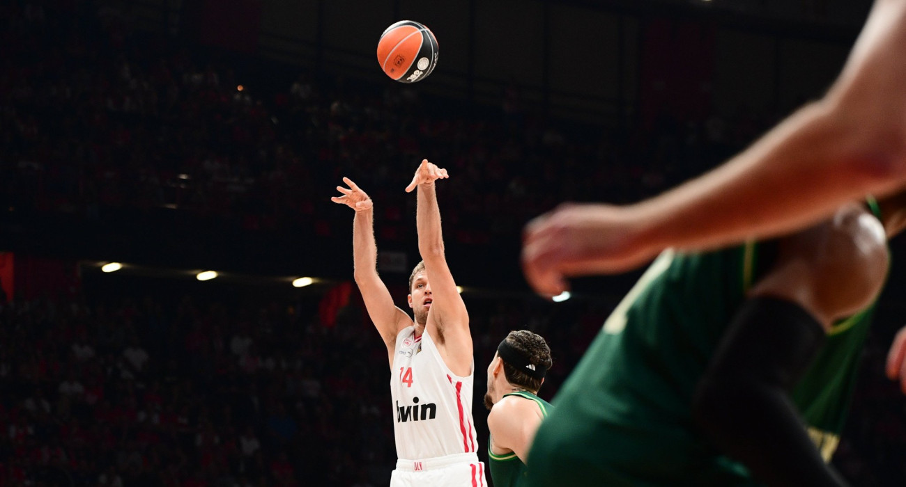 Ο Σάσα Βεζένκοφ σκόραρε ένα εντυπωσιακό «buzzer beater» / Πηγή: Eurokinissi