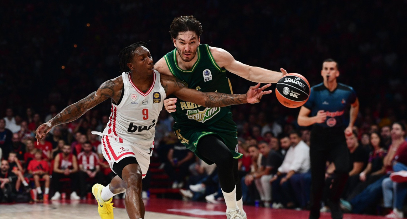 Ο Τζέντι Οσμάν σε φάση που τον μαρκάρει ο Σέιμπεν Λι, Πηγή: Eurokinissi