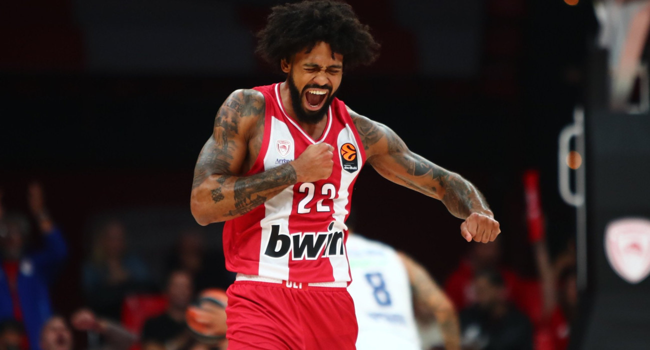 Ο Τάιλερ Ντόρσεϊ πανηγυρίζει έξαλλα με τη φανέλα του Ολυμπιακού, Πηγή: Eurokinissi