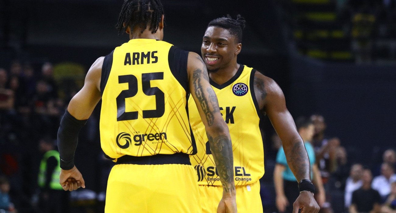 «Καθάρισε» τη Σολνόκι και έφυγε για... πρωτιά η ΑΕΚ