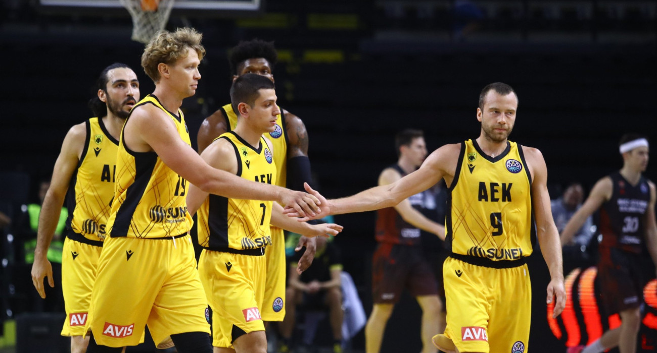 Η άλλη... όψη της νίκης της ΑΕΚ κόντρα στη Σολνόκι και το «πάρτι» ομάδας και κόσμου (video)
