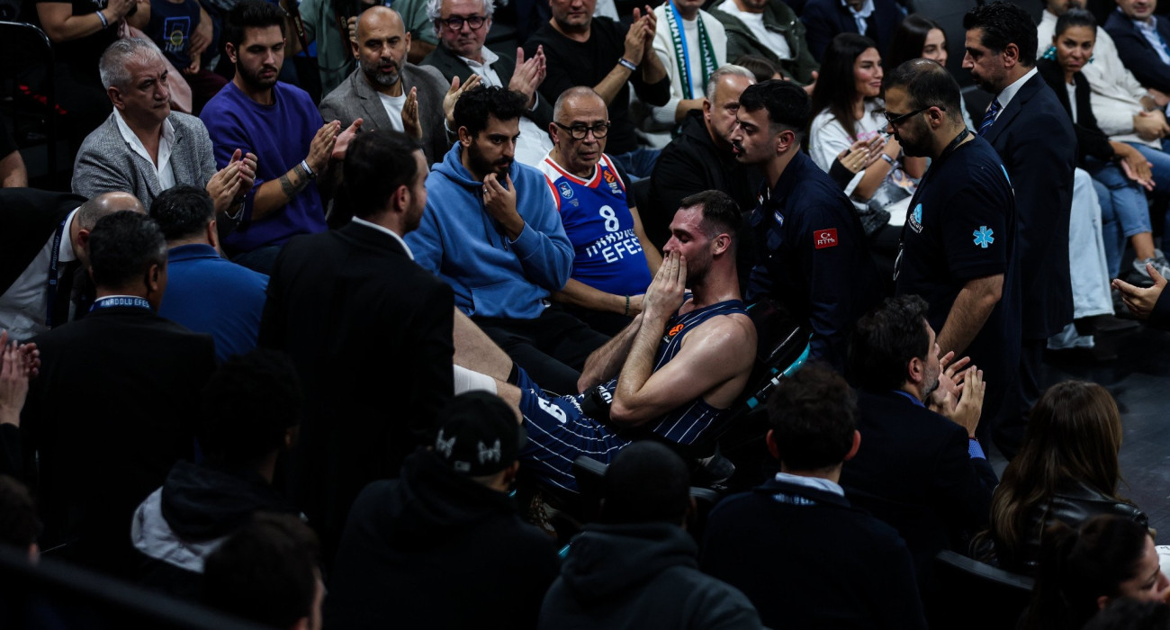 Δακρυσμένος ο Γιώργος Παπαγιάννης αποχωρεί από το παρκέ με φορείο, Πηγή: Eurokinissi