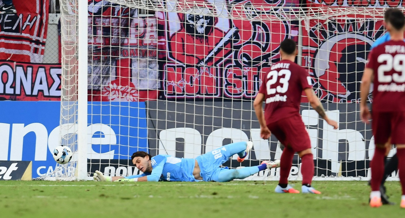 Ο Κωνσταντής Τζολάκης με την φανέλα του Ολυμπιακού / Πηγή: Eurokinissi