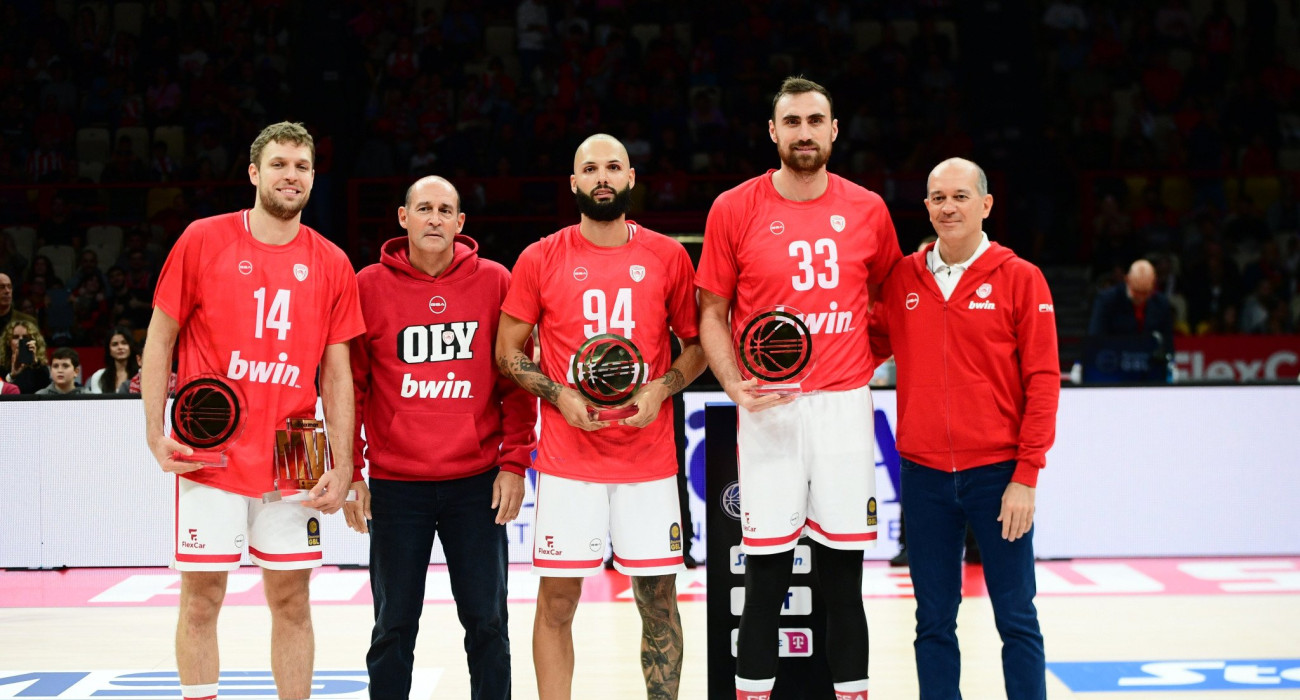 Η βράβευση των παικτών του Ολυμπιακού / Πηγή: Eurokinissi