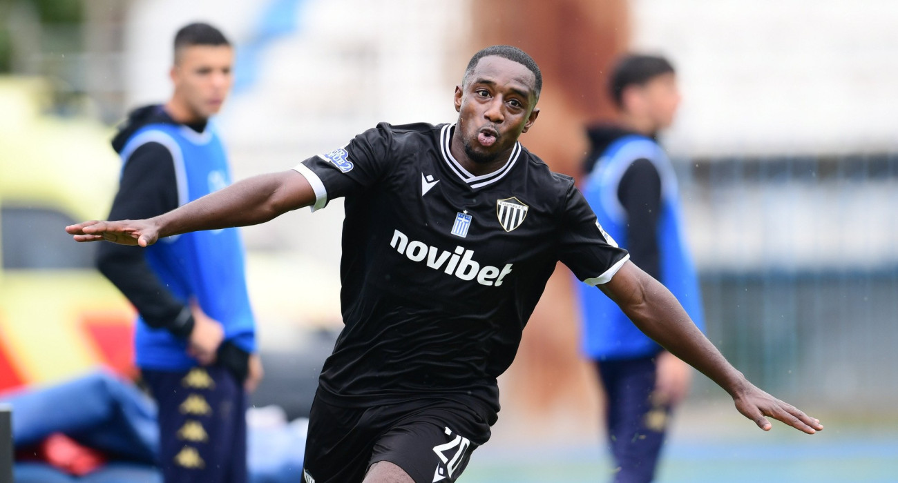 Ο Αχμάντ Μορέιρα πανηγυρίζει με τη φανέλα της Καλαμάτας / Πηγή: Eurokinissi