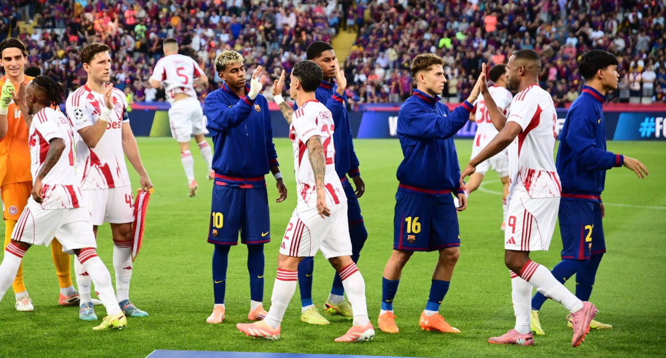 H... κλασσική χειραψία των αντιπάλων πριν την έναρξη του Μπαρτσελόνα - Ολυμπιακός / Πηγή: Eurokinissi